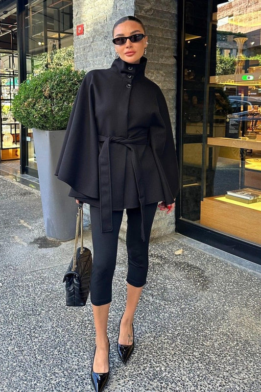 Eleganter, hochwertiger Mantel mit Stehkragen und Gürtel