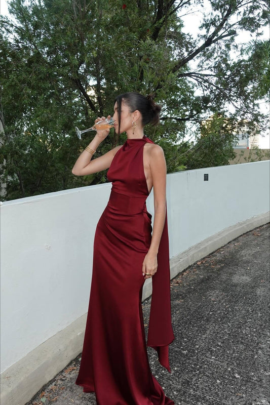 Elegantes Partykleid mit Wasserfallausschnitt