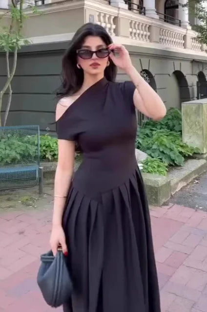 Leichtes und elegantes zweifarbiges Plissee-Maxikleid 