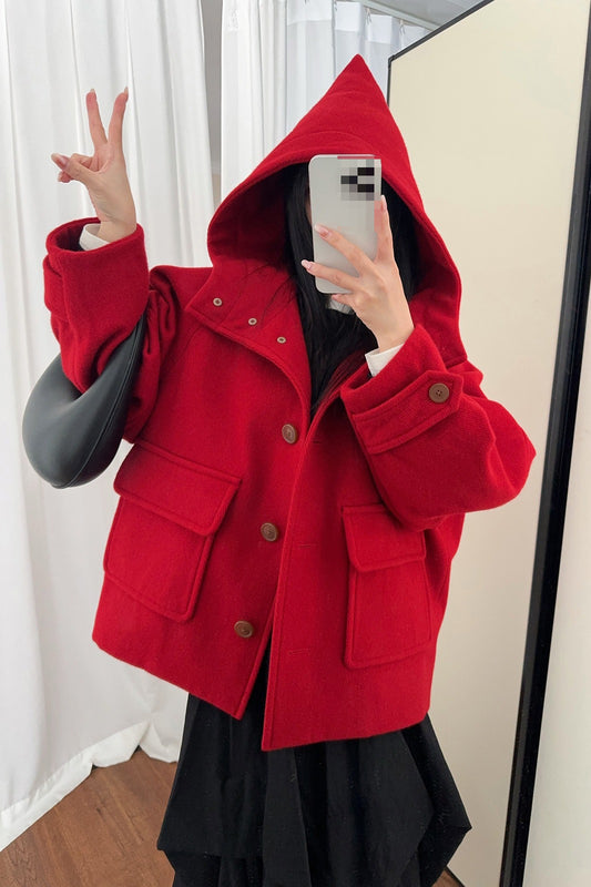 Eleganter Mantel mit spitzer Kapuze und Knöpfen