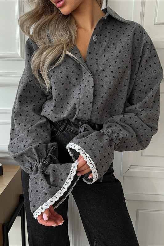 Bluse mit Spitzenmanschetten und gepunktetem Kragen