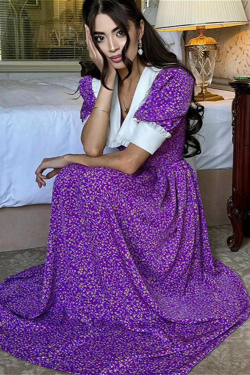 Lila Babydoll-Kleid mit Bindegürtel, kurzen Ärmeln und Blumenmuster