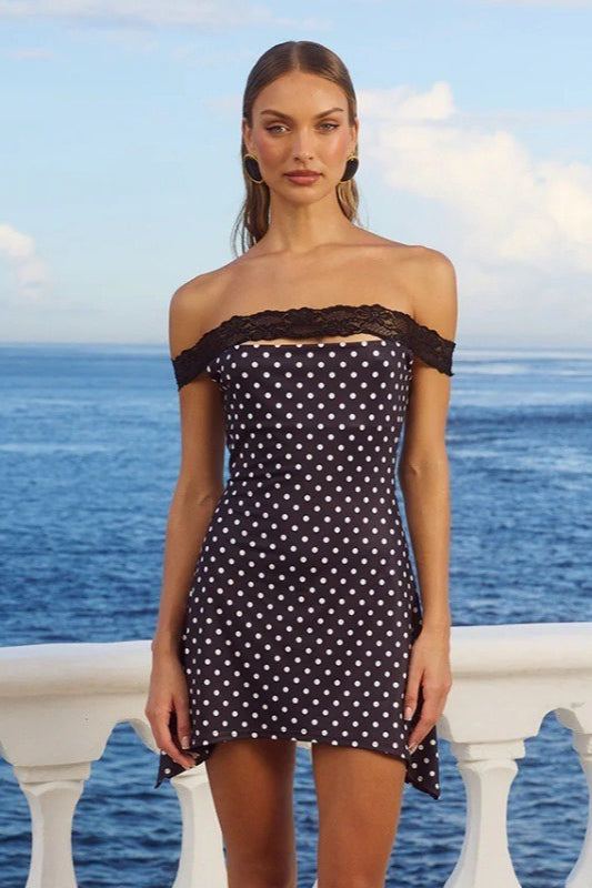 Schulterfreies, figurbetontes Minikleid mit Spitzenbesatz und Punkten