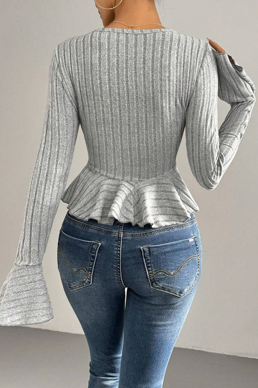 Volantbesetztes, figurbetontes Stricktop mit V-Ausschnitt