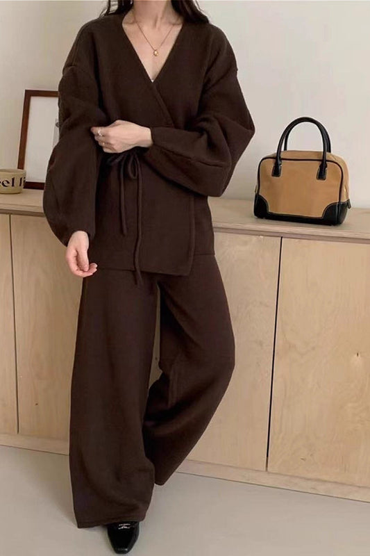 Zweiteiliges Set aus locker sitzender Strickjacke mit Gürtel und weit geschnittener Hose