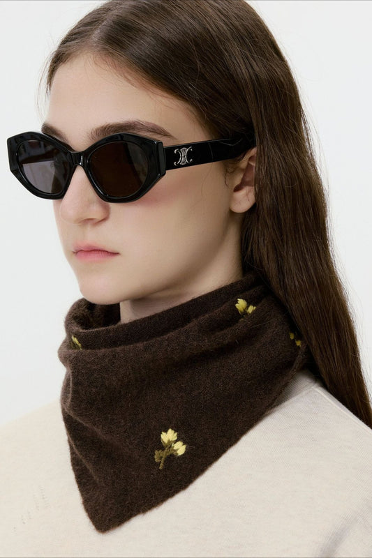 Wollschal im Vintage-Stil mit Blumenstickerei, gestrickt