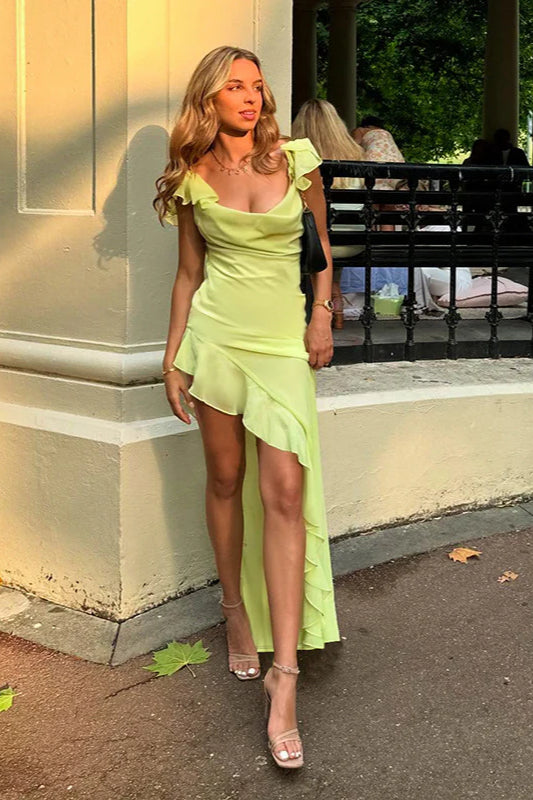 Maxikleid aus Satin mit Wasserfallausschnitt, Rüschen und Schlitz