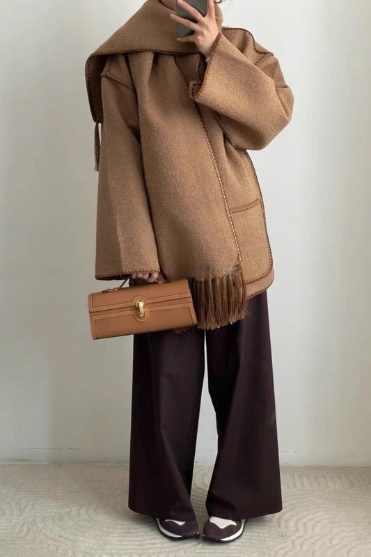 Schalkragen mit Quaste, bestickter Mantel aus einfarbiger Wolle