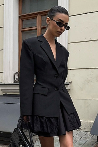 Schwarze Blazerjacke mit Spitzeneinsatz