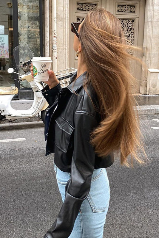 Trendiger kurzer Kunstledermantel