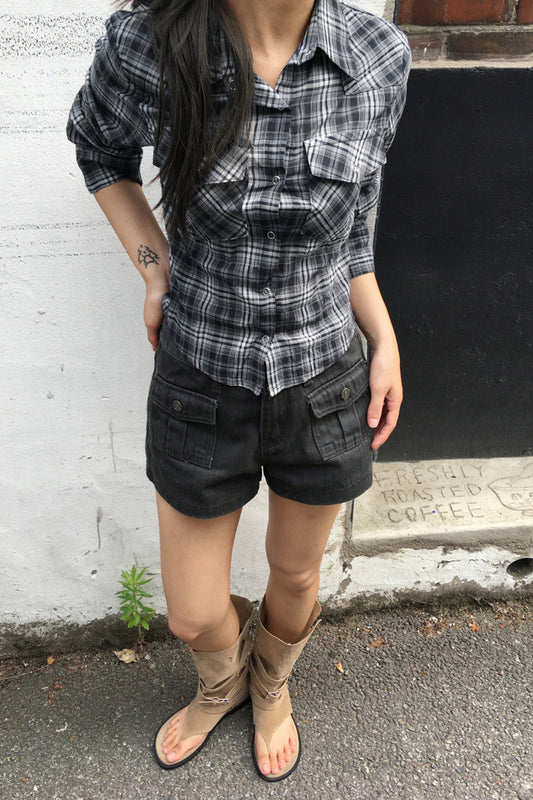 Camouflage-Kurzarmbluse mit taillierter Taille und langen Ärmeln