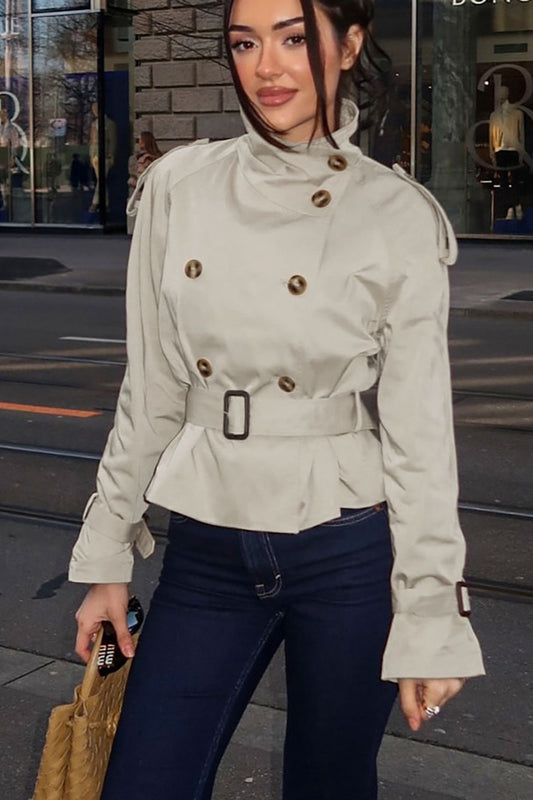 Kurze Jacke mit Stehkragen und Gürtel