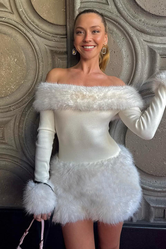 Elegantes, schulterfreies Strickkleid mit Plüschbesatz