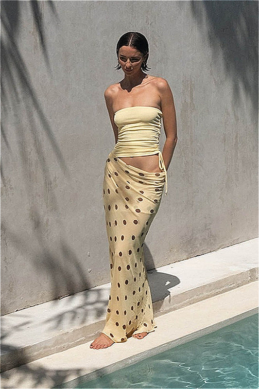 Trägerloses, figurbetontes Maxikleid mit Punkten