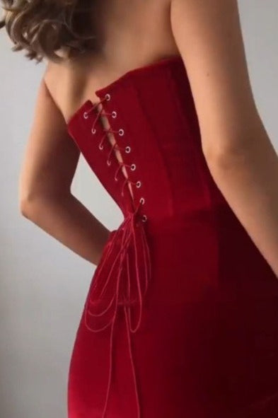 Elegantes, schmal geschnittenes Samtkleid mit Bandeau-Ausschnitt und Bindeband am Rücken