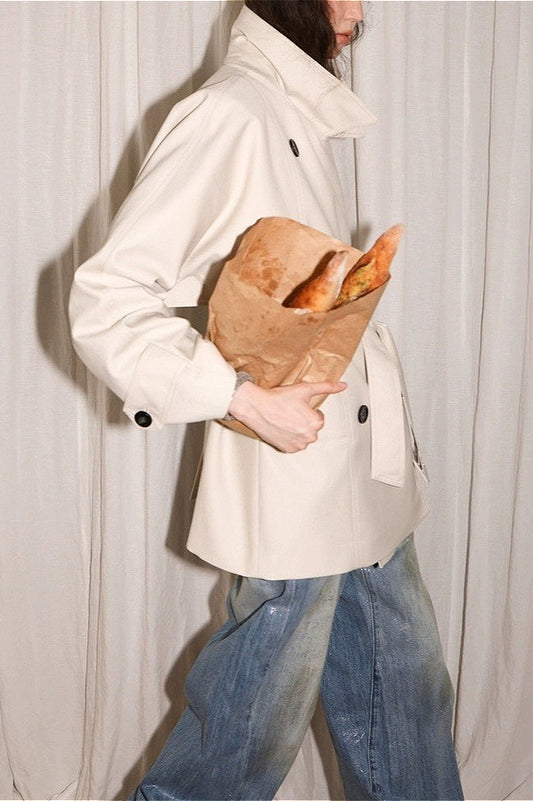 Klassischer kurzer Trenchcoat aus Twill mit 3D-Silhouette und Kragen.