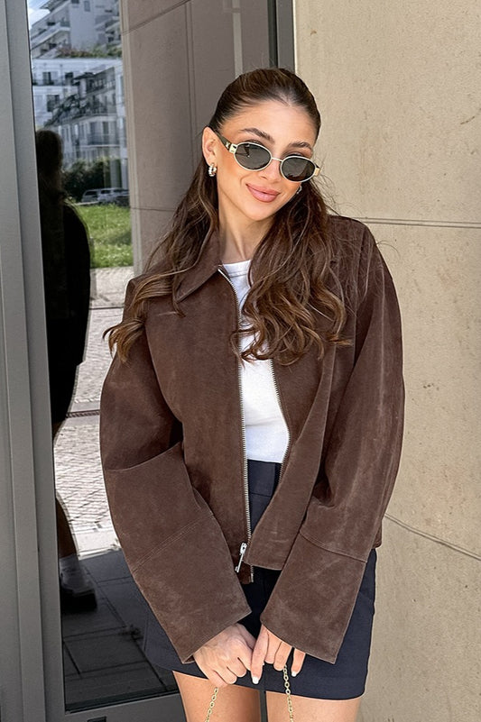 Locker geschnittene braune Wildlederjacke