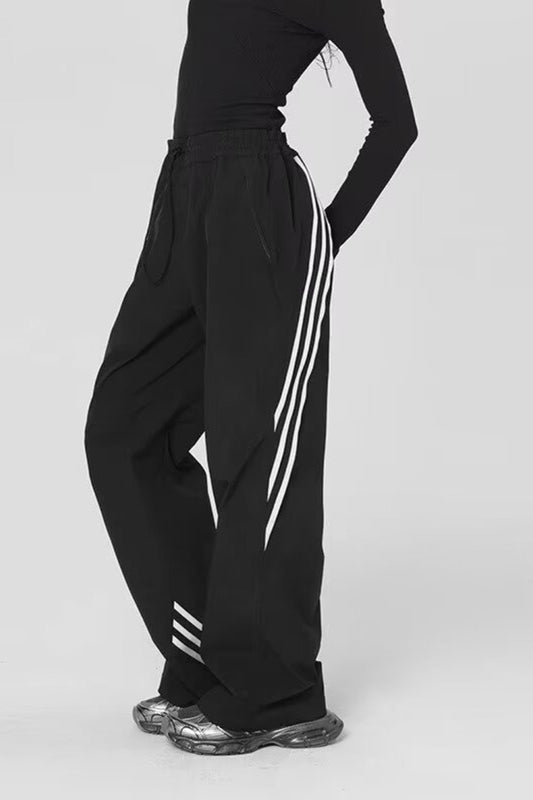 Gestreifte, fließende, gerade geschnittene Sporthose mit weitem Bein