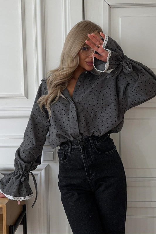 Bluse mit Spitzenmanschetten und gepunktetem Kragen