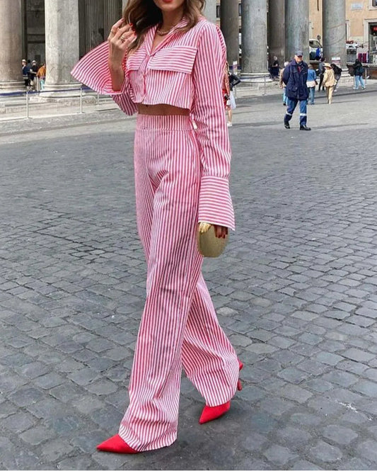 Zweiteiliges Set mit roten, bedruckten Taschen und kurzen Hosen fürs Büro