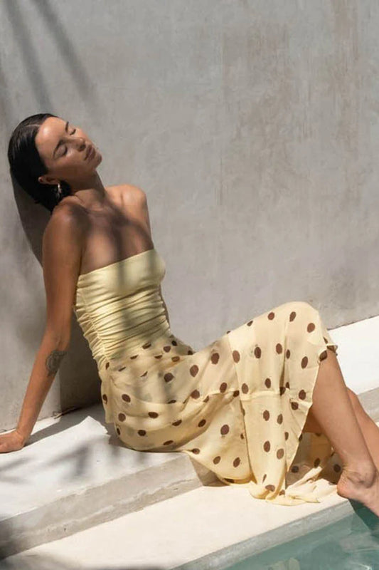 Trägerloses, schmal geschnittenes Maxikleid mit gepunktetem Patchwork
