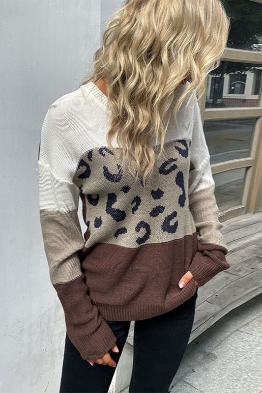 Lässiger Pullover mit Leopardenmuster und Kontrastärmeln
