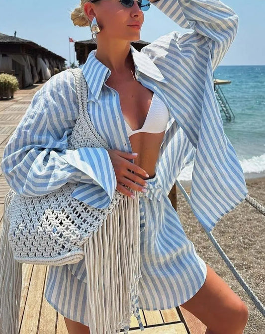 Zweiteiliges Set mit einreihigen Shorts und blauem Druck fürs Büro