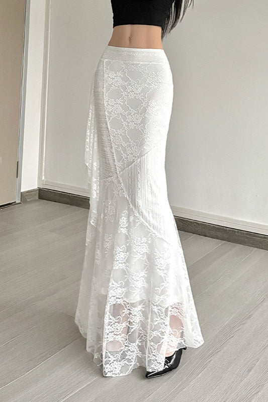 Figurbetonter Rock mit Spitzenbesatz und hoher Taille