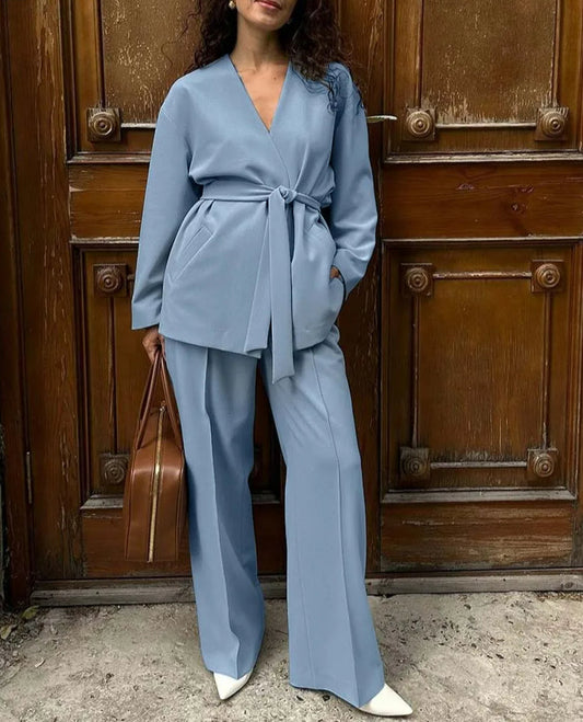 Blaues Zweiteiler-Set mit V-Ausschnitt und Schnürhose fürs Büro