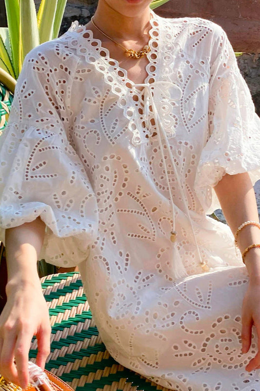 Weißes Maxikleid mit bestickten Puffärmeln