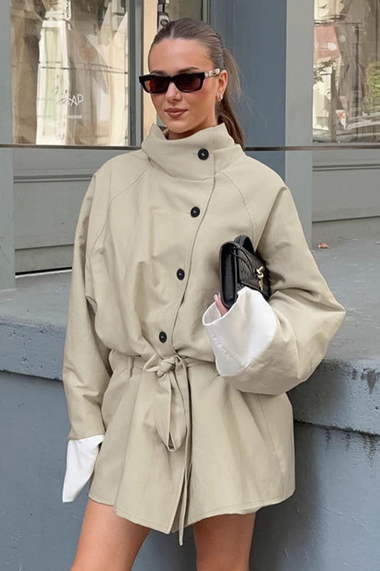 Tailliertes Minikleid mit Stehkragen, Bindegürtel und schmaler A-Linie