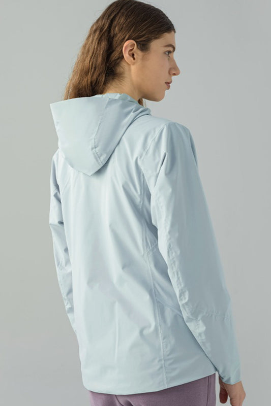 Winddichte, fleecegefütterte Kapuzenjacke