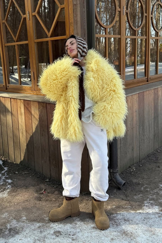 Plüschiger, dicker, warmer und lockerer Mantel aus Kunstfell.