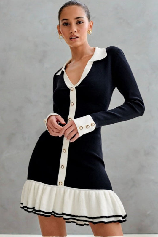 Strickkleid mit Perlenknöpfen und Rüschenkragen