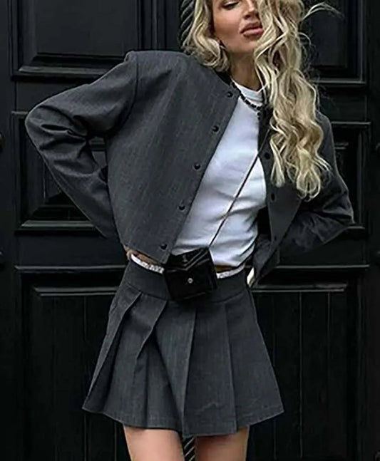 Grau bedrucktes, plissiertes Mini-Büro-Zweiteiler-Set mit Rundhalsausschnitt