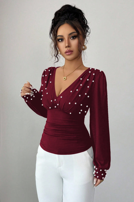 Perlenbesetztes, einfarbiges Langarmshirt mit V-Ausschnitt, geraffter Taille und sexy Details
