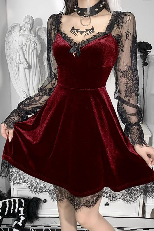 Gothic-Kleid mit geschwungener Brustpartie