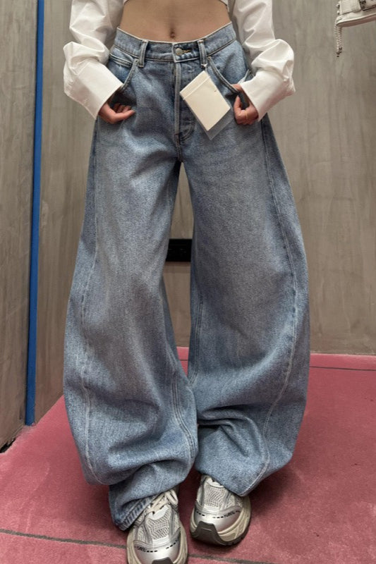 Locker geschnittene, bodenlange Jeans mit geschwungenem Bein und gewaschenem, geprägtem Buchstabenmuster