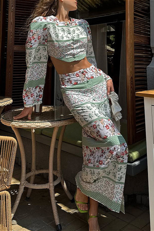 Bedrucktes, langärmliges, kurzes Oberteil mit Rundhalsausschnitt, geteilter, figurbetonter Rock, zweiteiliges