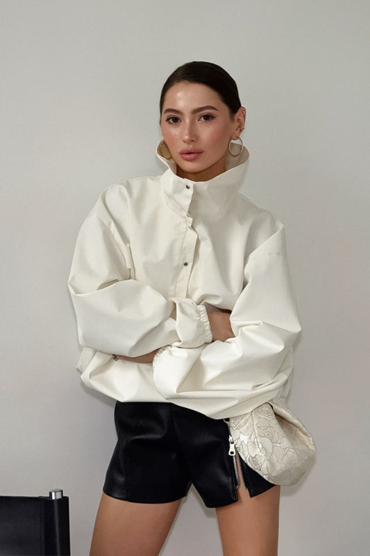 Minimalistisches, einfarbiges Sweatshirt mit Schildkrötenmuster und lockerer Knopfleiste