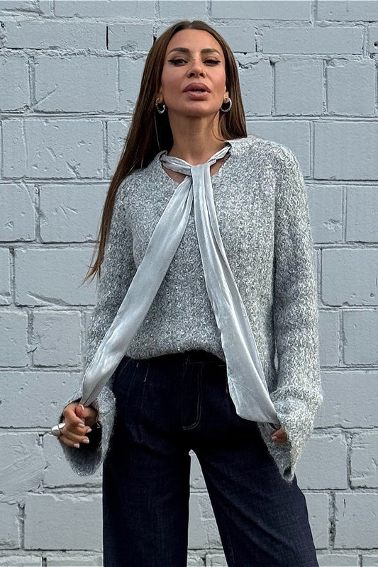 Schimmernde, weiche Satinbluse mit Glockenärmeln