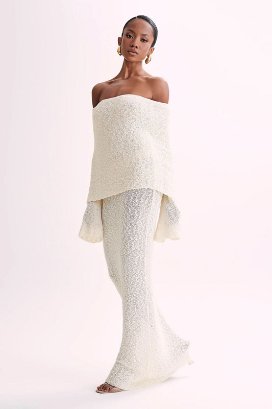 Schulterfreies Strickkleid mit One-Shoulder-Schulter