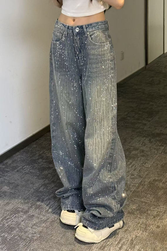 Glitzernde, mit Strasssteinen besetzte, gewaschene, locker sitzende Jeans mit weitem Bein