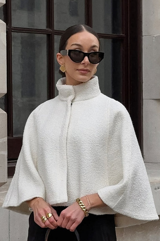 Eleganter, einfarbiger, kurzer Cape-Mantel mit hohem Kragen