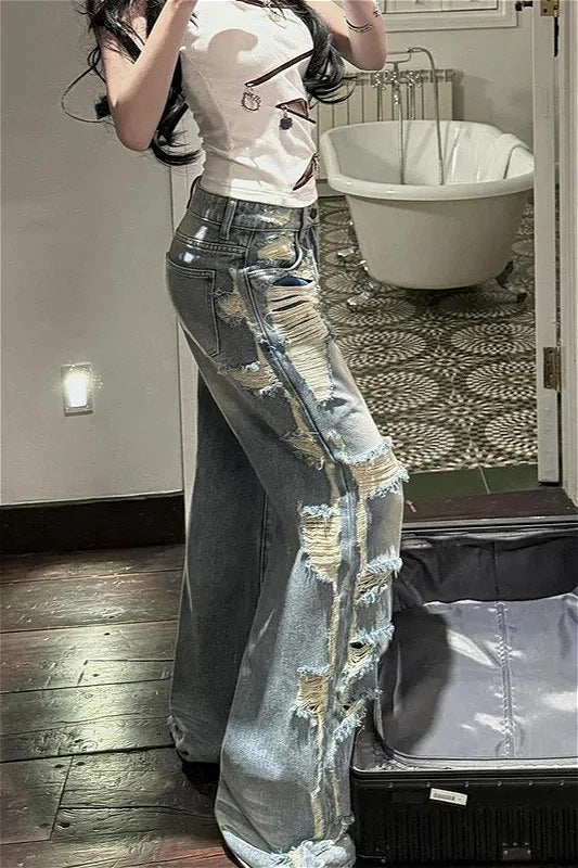 Hellblaue, zerrissene Jeans mit hoher Taille und weitem Bein