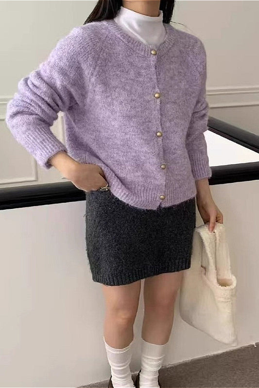 Lockerer, weicher, einfarbiger Strickcardigan im sanften Stil