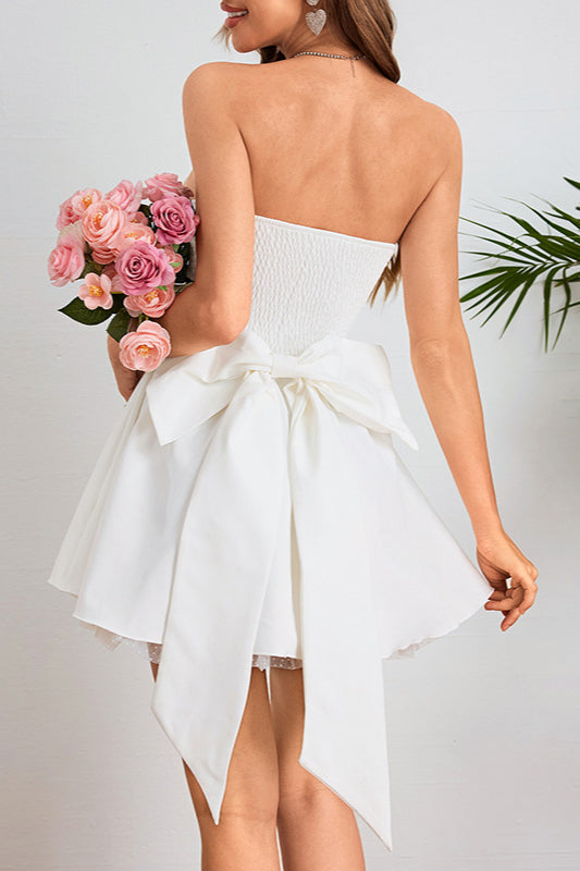 Trägerloses, figurbetontes A-Linien-Partykleid mit Schleife