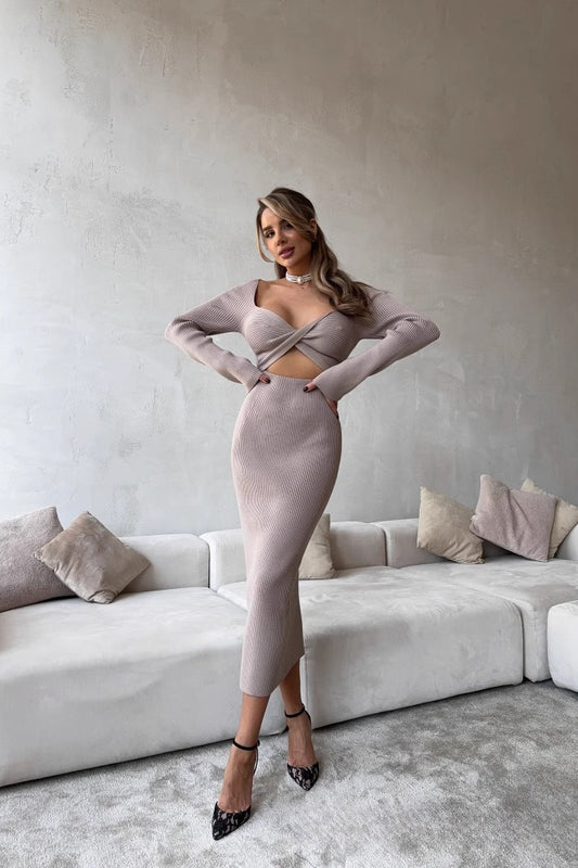 Schmal geschnittenes Maxikleid mit gerüschtem Knoten