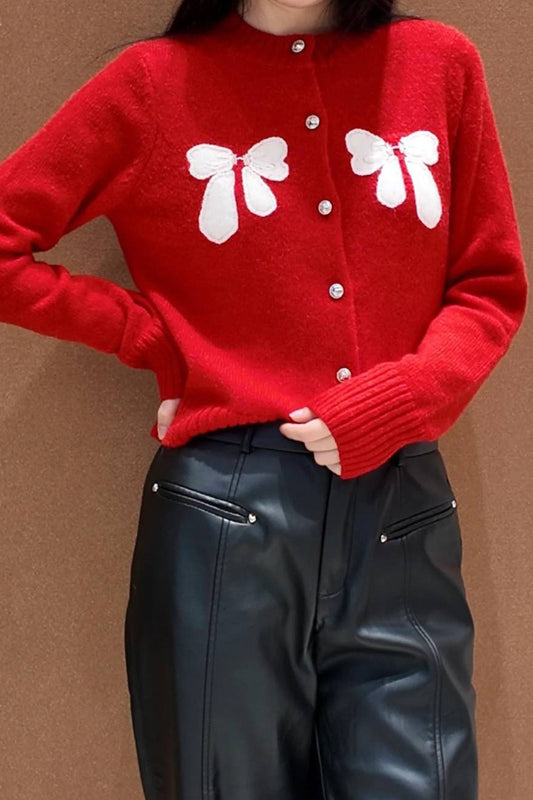 Roter Strickcardigan mit Schleifenakzent