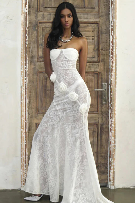 Trägerloses Maxikleid aus transparenter Spitze mit 3D-Blumenschleppe
